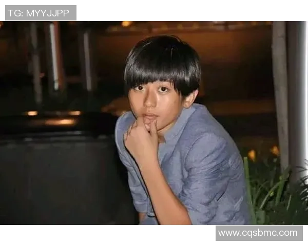 蔡徐坤与足球球星亲密合影展现运动员风采与娱乐圈碰撞的完美瞬间