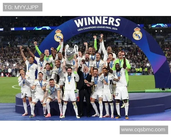 足球巨星轮廓下的光辉与影像：探秘球场传奇背后的故事与荣耀