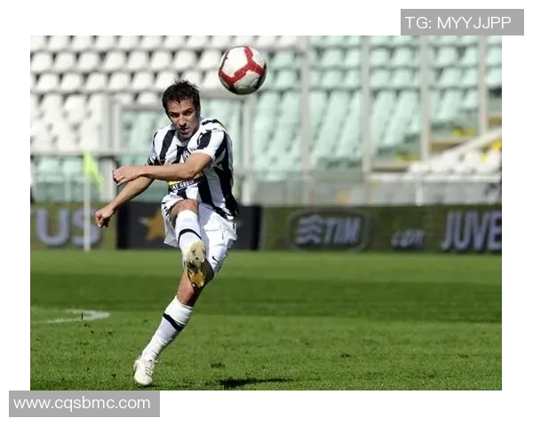 足球球星全力蓄势射门瞬间展现力量与技巧的完美结合